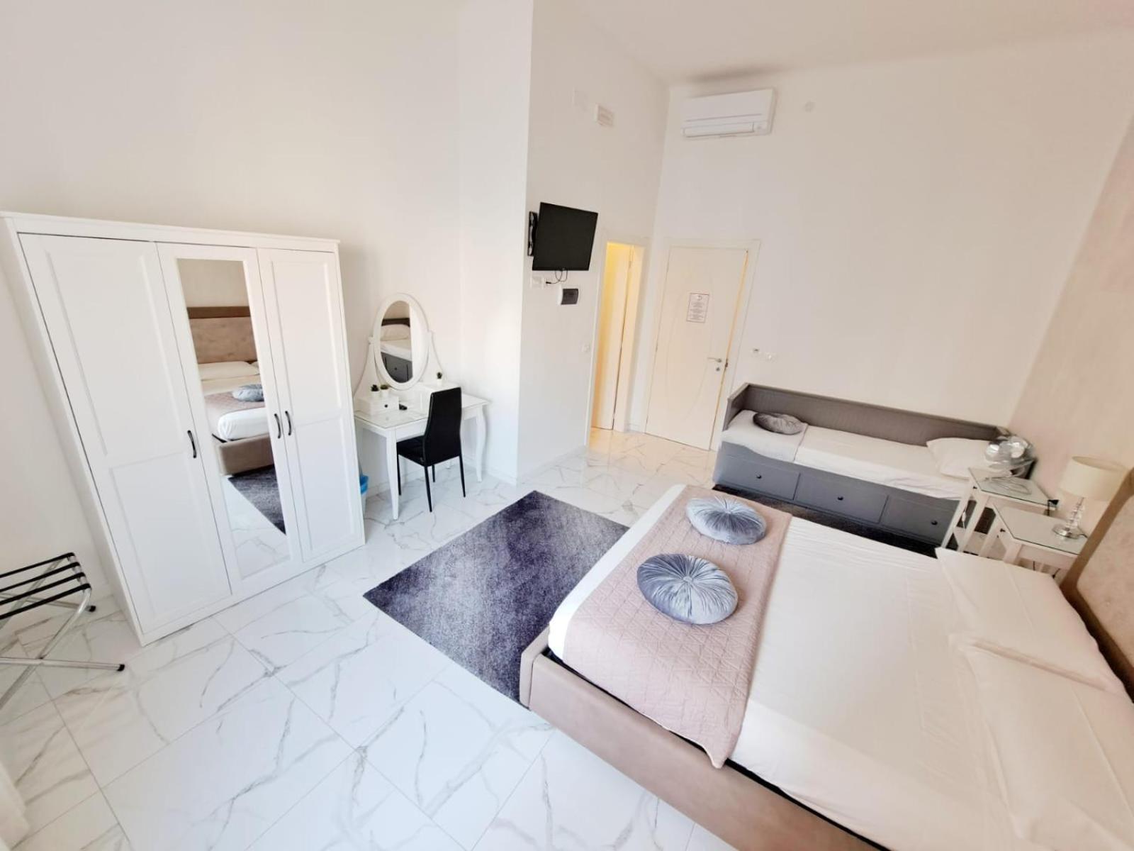 The Gallery Boutique Rooms Триест Экстерьер фото
